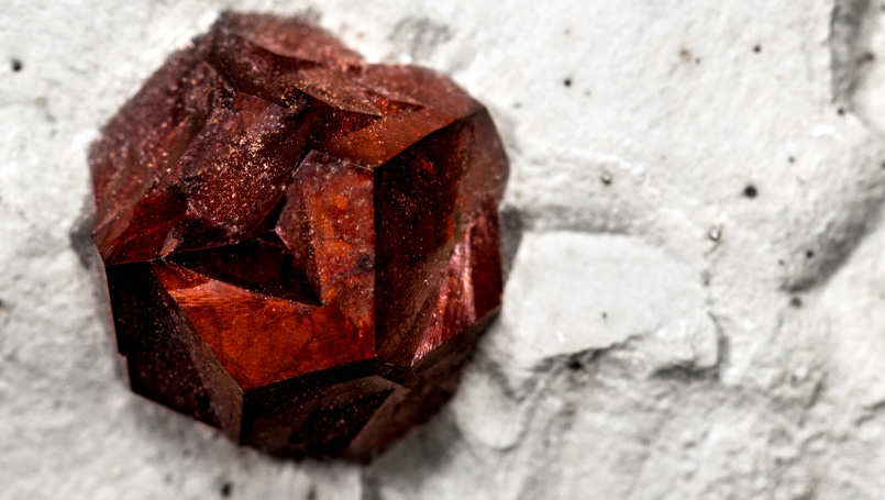 Birchlight-Energy-blog-grounding-crystals-GARNET-RAW-805x455